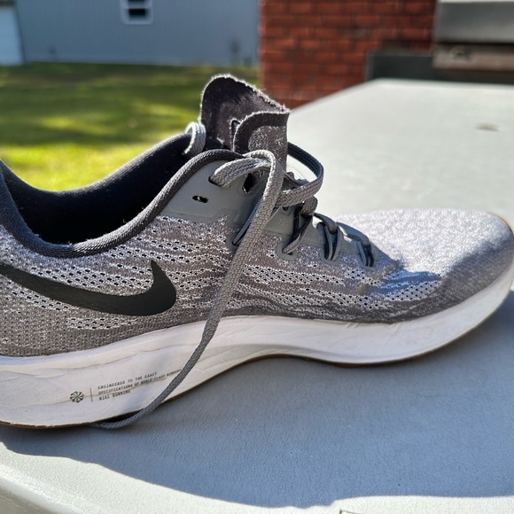 Mens size 10 Nike Air Zoom Pegasus running shoes gray and black - Picture 7 of 8